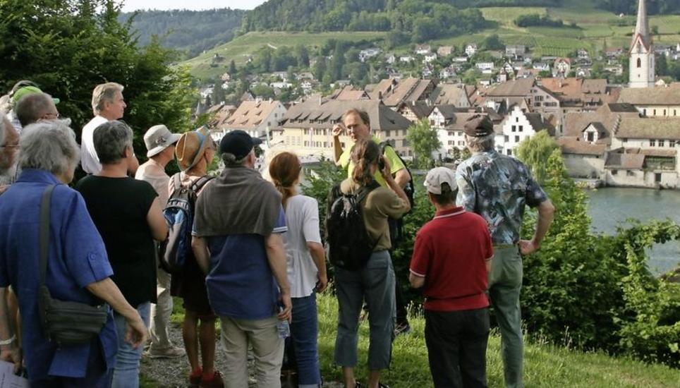Der Thurgauer Kantonsarchäologe Hansjörg Brem informiert über mittelalterliche Befestigungen. Bild: Wolfgang Schreiber