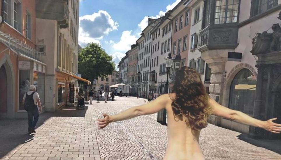 Frauen laufen nackt durch die stadt