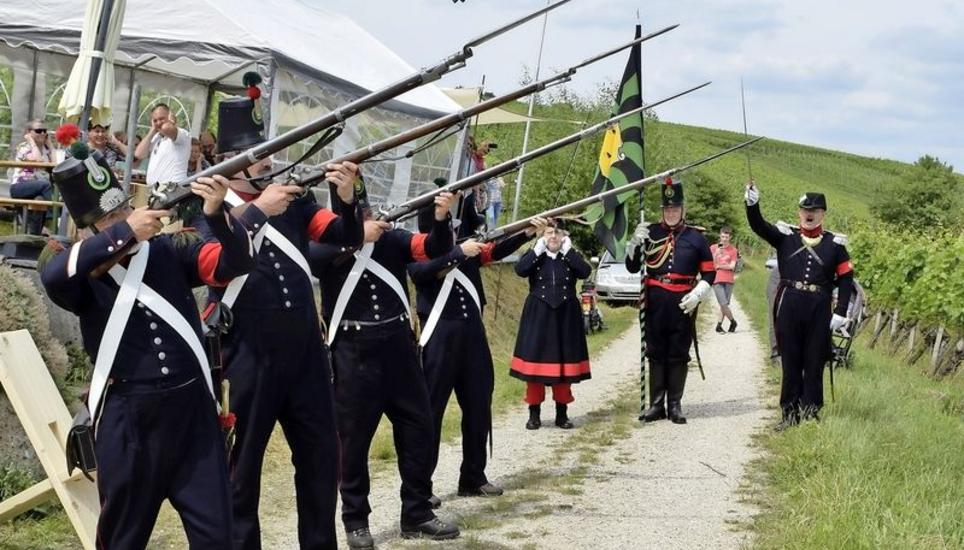 Mit lauten Gewehrsalven trat das Bundes-Contingent 1847 zu Ehren des Schaffhauser Infanterie-Bataillons Nr. 71 am Wilchingerberg in Aktion.