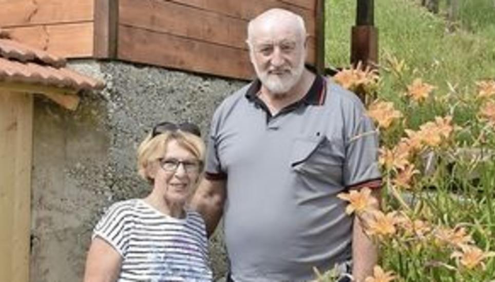 Karl Waldmeier und Monika Lauper genossen in Trasadingen eine Pause vor ihrem Rebhäuschen.