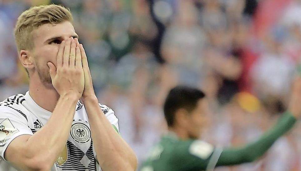 Entsetzen bei Timo Werner, Jubel beim mexikanischen Spieler im Hintergrund. Bild: Key