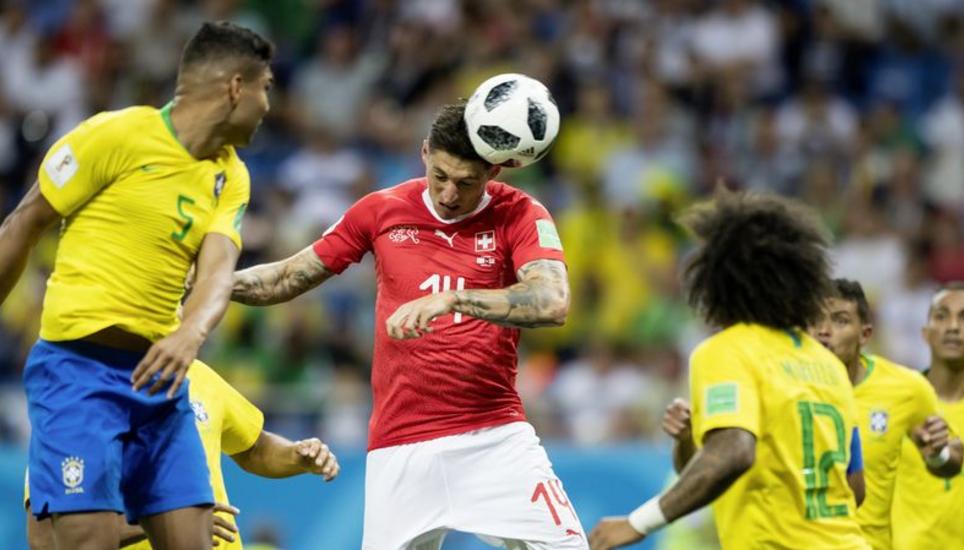 Die Schweizer erkämpften sich das Glück: Steven Zuber (Mitte) gelang mit einem Kopfball unmittelbar nach einem Corner der 1:1-Ausgleich. Bild: Key
