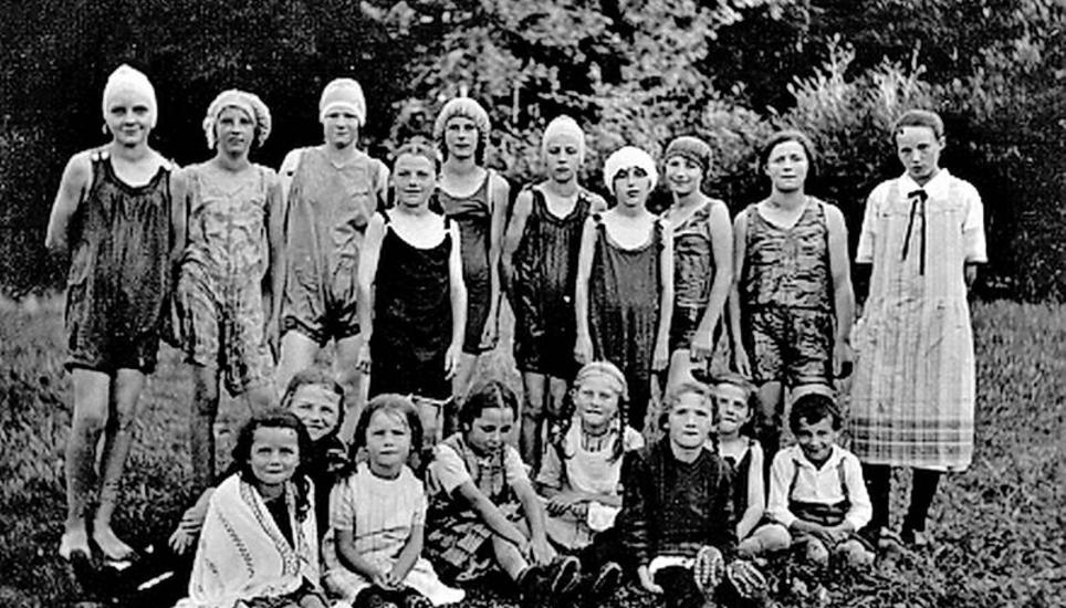 In diesem Tenue badeten einst die Mädchen am Wilenersee. Bild: Wilemer Chronik