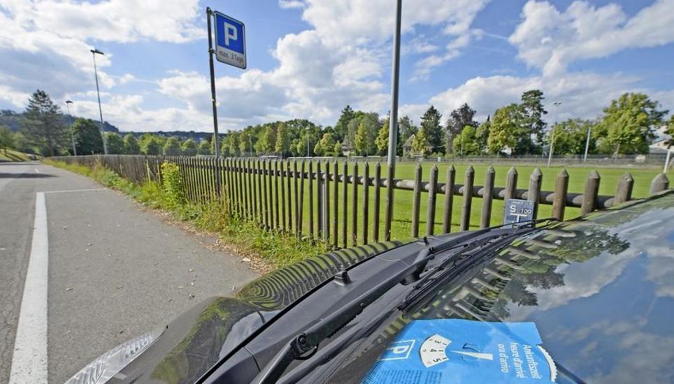 Künftig noch drei Stunden mit Parkscheibe: Die Parkierungsverordnung sieht vor, dass die Quartierstrassen der Stadt zu einer weissen Zone werden. Bild: Selwyn Hoffmann