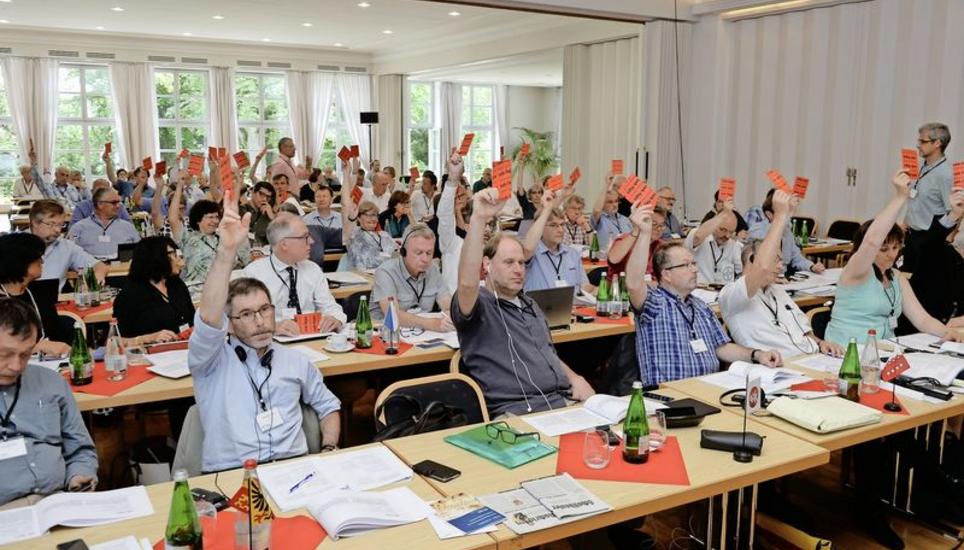 Rote Karten als grünes Licht für die Verfassung des zur Evangelisch-reformierten Kirche Schweiz mutierenden Kirchenbundes. BILD SELWYN HOFFMANN