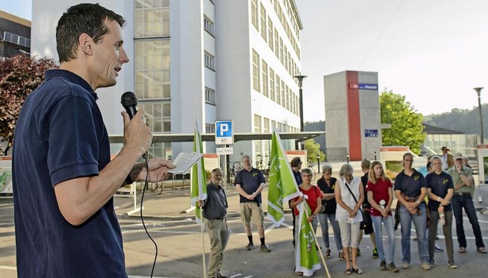 Hansueli Alder vom Arbeitskreis Fledermausschutz hält eine Rede. Bild: Selwyn Hoffmann