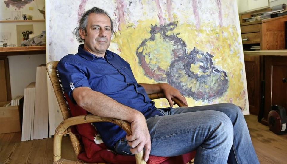 Velimir Ilišević vor seinem Gemälde «Les Foucauds», dem letzten, das er malte, nachdem er erfahren hatte, dass er sein Atelier in Stein am Rhein verlassen muss. Bild: Darina Schweizer