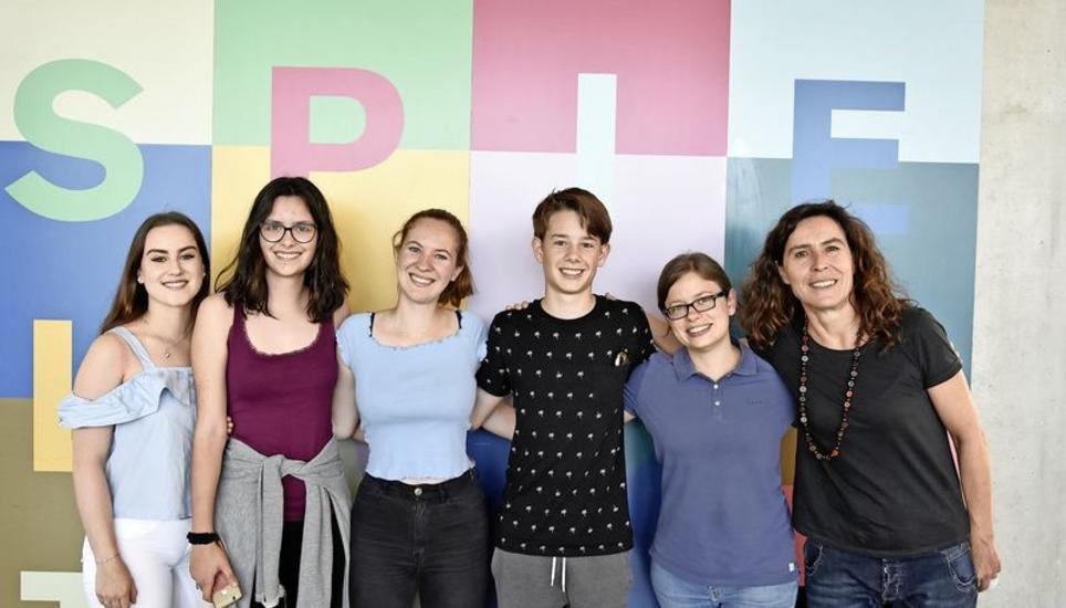 Liz Gutwrodt (SH), Andrea Martinez (Madrid), Julia Baumann (SH) und Martin Garcia (Madrid) mit Rahel Beeler, Stufenleiterin Gymnasium an der Schweizerschule in Madrid, und Teresa Moral, Spanischlehrerin an der Kanti (v. l. n. r.). Bild: Elena Stojkova