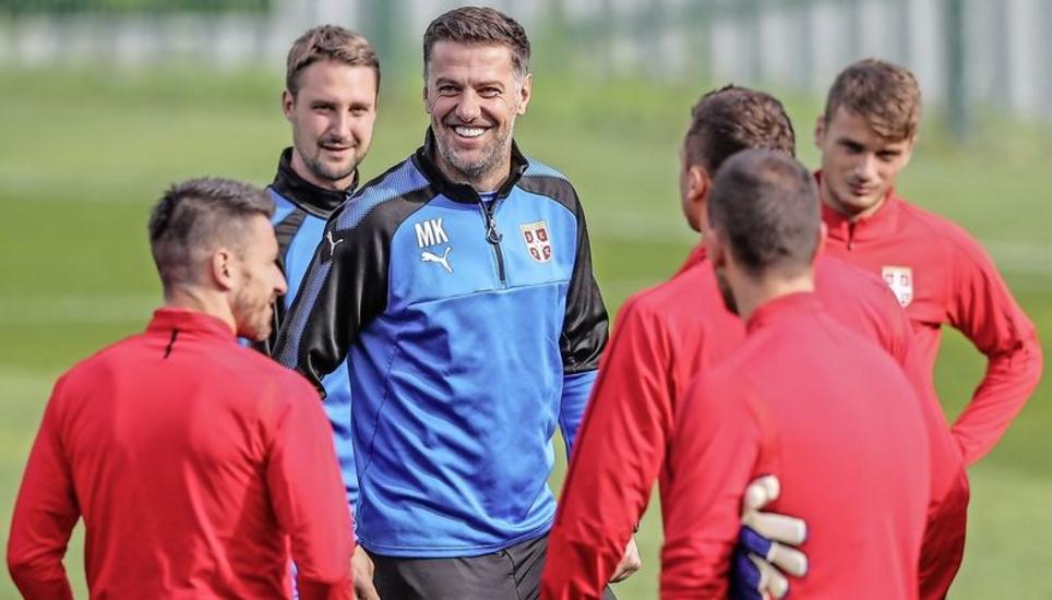 Nach dem Debüterfolg der serbischen Nationalmannschaft nimmt der Trainerneuling Mladen Krstajic die kommenden Herausforderungen mit einem Lächeln an. Bild: Key