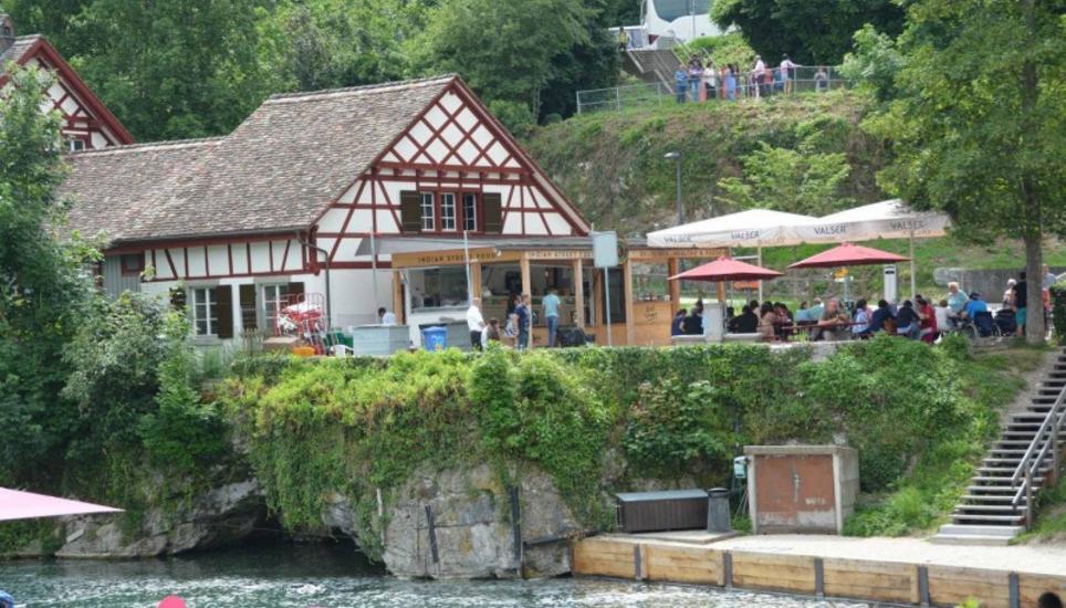 Direkt am Rheinfallbecken liegt die Fledermaushöhle.