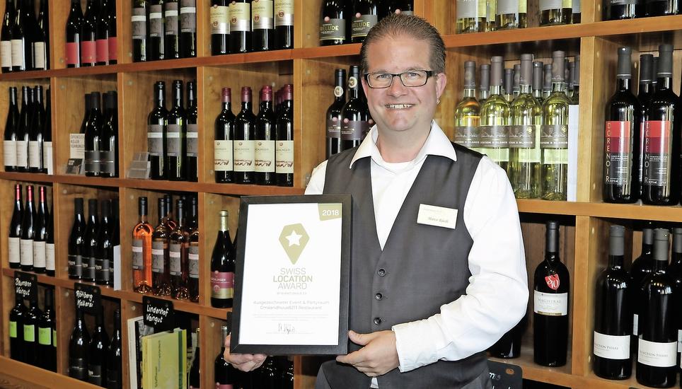 Marco Rüedi vom Restaurant Gmaandhuus8213 freut sich über den Preis. Bild: Rolf Hauser