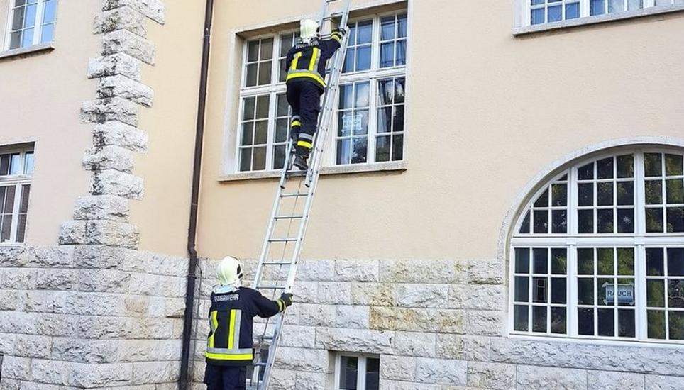 Die Rettung über Leitern gestaltet sich bei vielen zu rettenden Personen schwierig. Bild: ZVG