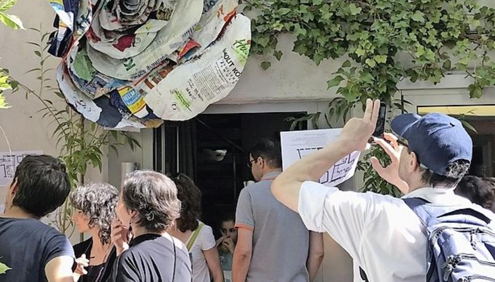 Eine Rose über dem Eingang lockt die Vernissagegäste ins «Fass». Bild: Vicky Mäder