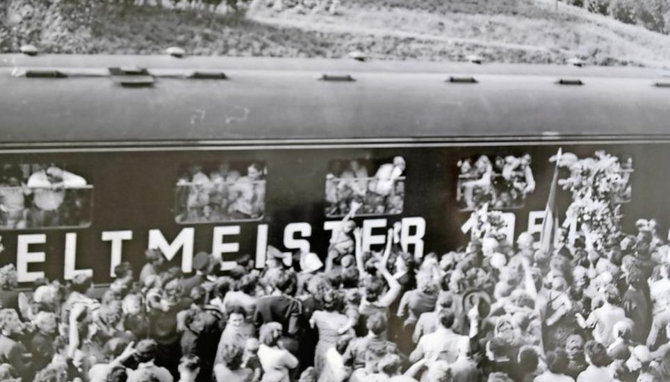 Der Jubel kannte in Jestetten keine Grenzen, als der Sonderzug 1954 mit den Fussballweltmeistern aus Bern einrollte. Bild: ZVG