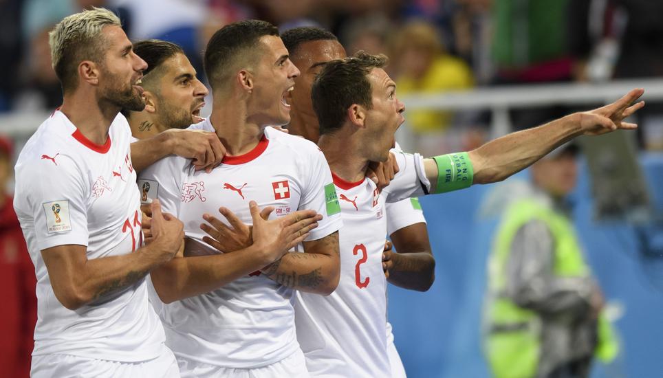 Der Stein des Anstosses: Der Doppelalder-Jubel beim Spiel gegen Serbien. Bild: Key