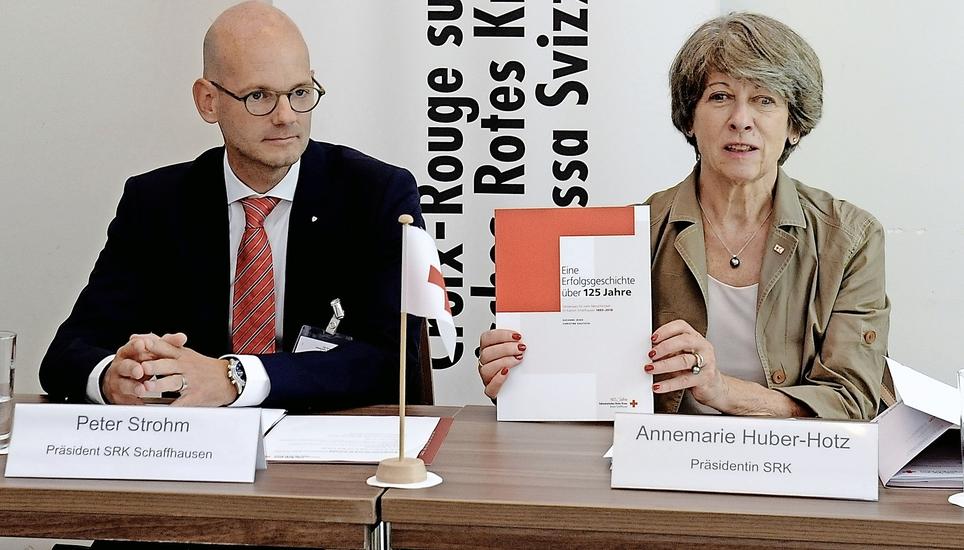 Der Präsident des Roten Kreuzes Schaffhausen Peter Strom und Annemarie Huber-Hotz: «Eine Erfolgsgeschichte.» Bild: Bruno Bührer