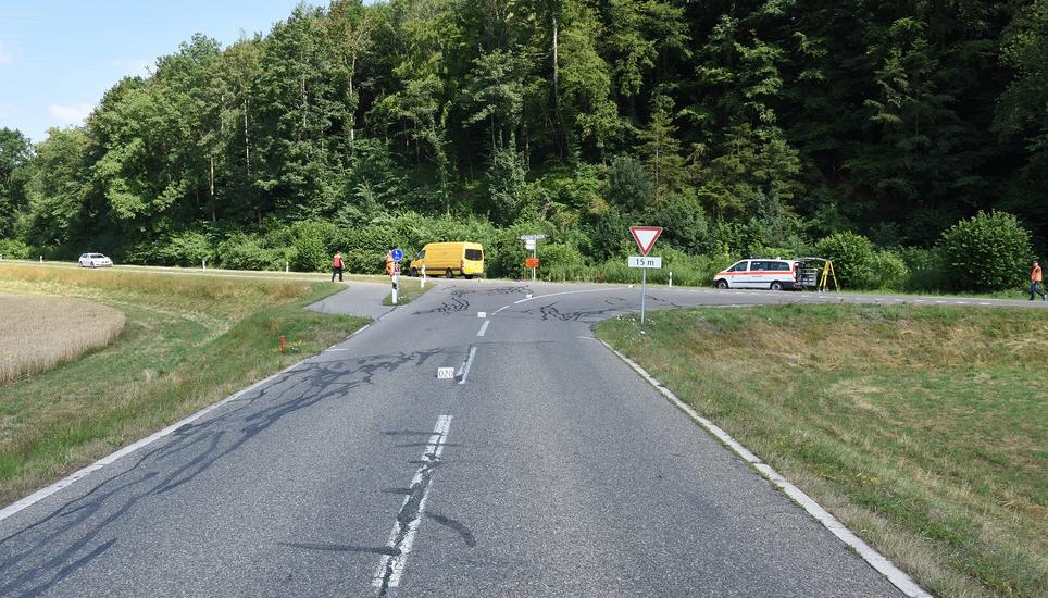 Die Kollision ereignete sich an der Kreuzung zwischen Altenerstrasse und Flaacherstrasse in der Nähe von Andelfingen. Bild: Kapo ZH
