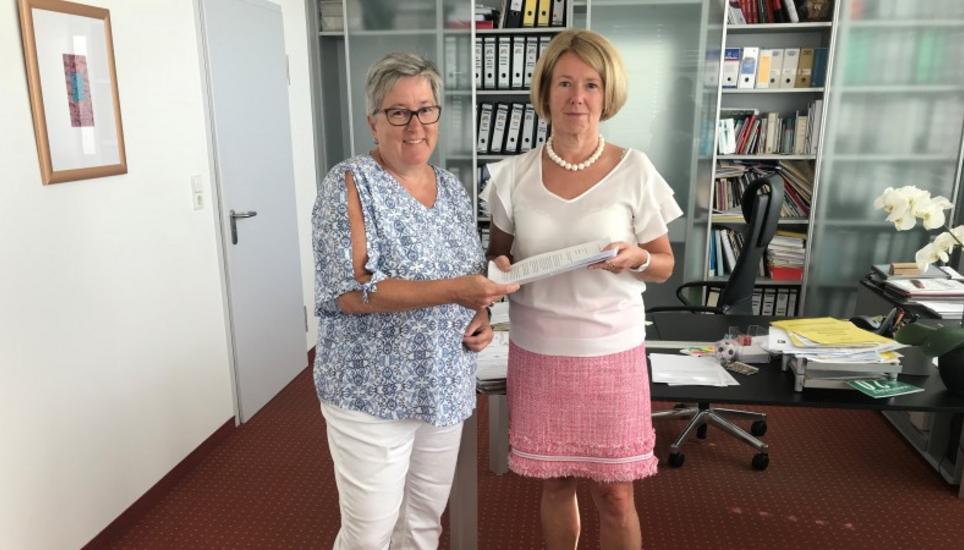 Andrea Schmid (links) übergibt Ira Sattler (rechts) die Unterschriften. Bild: RM