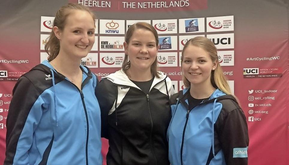 Die drei Schaffhauser Kunstradfahrerinnen am Weltcup in Heerlen/Holland (v. r.): Nathalie Steinemann, Nathalie Walter und Irina Christinger. Bild: Carolin Noll