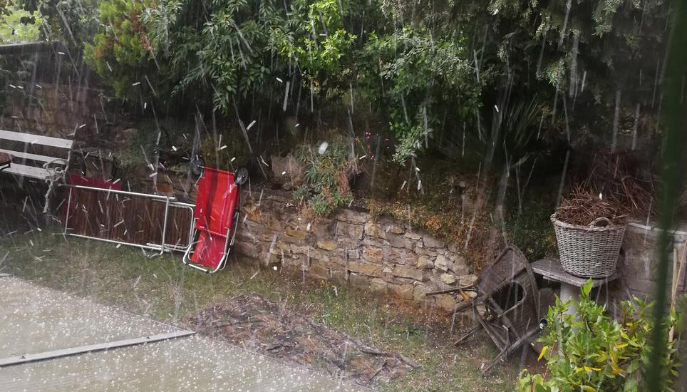 Teils brachte das Gewitter Hagel mit. Bild: Sabine Bierich
