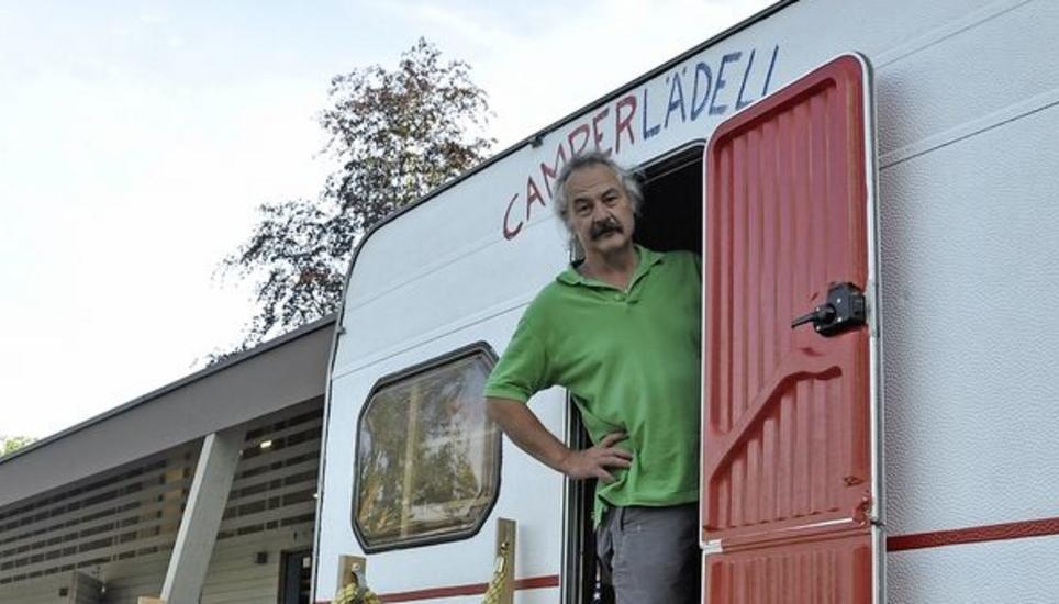 Er weiss, was die Grundbedürfnisse auf dem Campingplatz sind: Heinz Aus der Au in seinem neuen Lädeli. Doch auf Anregung hin erweitert er laufend sein Angebot. Bild: Mark Gasser