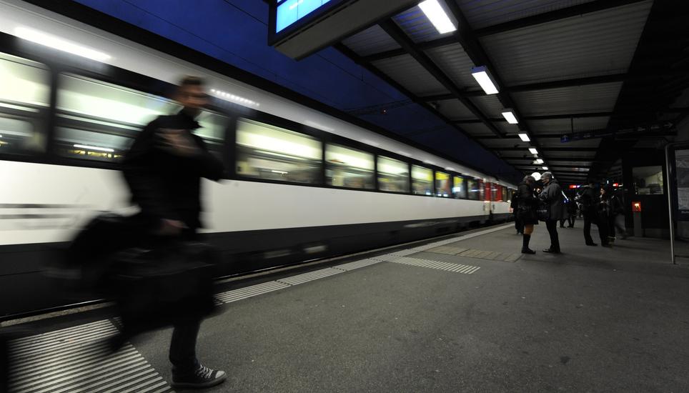 Neu fährt um 21:37 Uhr ein Zug von Zürich in Richtung Schaffhausen los. Archivbild: Selwyn Hoffmann