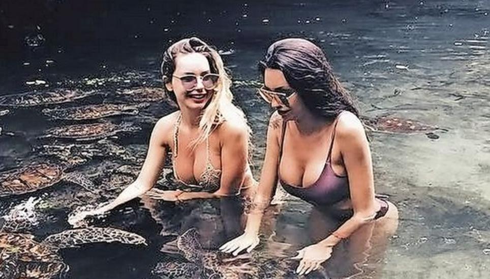 Die neue Flamme von Mario aus Rafz, Arijana (r.), zeigte sich vor der jüngsten Staffel der «Bachelorette» mit ihrer Freundin Adela in den Ferien in Sansibar. Bilder: Instagram