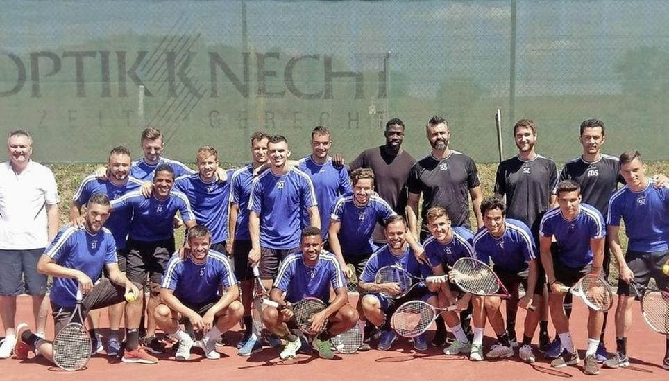 Der FC Schaffhausen auf der Tennisanlage in Büsingen. Bild: ZVG