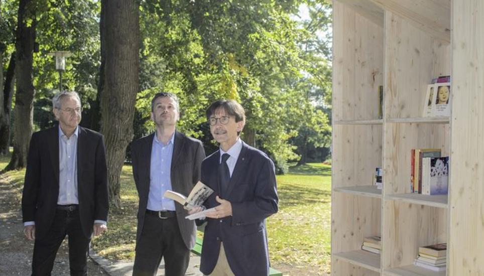 Felix Guhl, Oliver Thiele und Raphaёl Rohner (von links) stellen den neuen Bücherschrank an der Fäsenstaubpromenade vor. Bild: S. Hoffmann