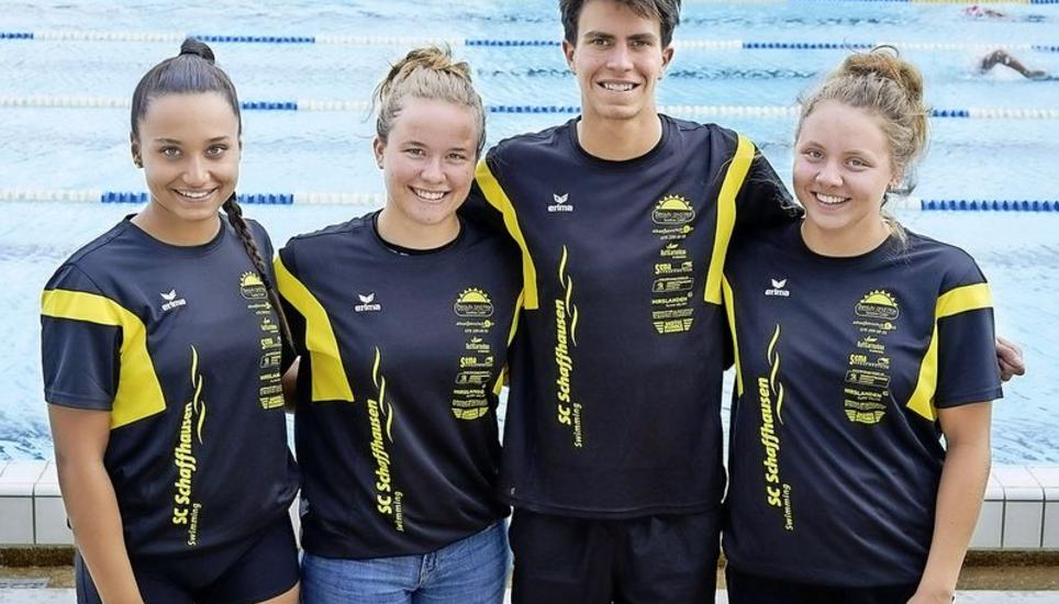 Die Schaffhauser Schwimmer an der Sommer-SM in Aarau: (v. l.) Rosanna Larocca, Katharina Rohrbach, Ben Tschigg, Paula Terschawetz. Es fehlt: Lisa Stamm. Bild: ZVG