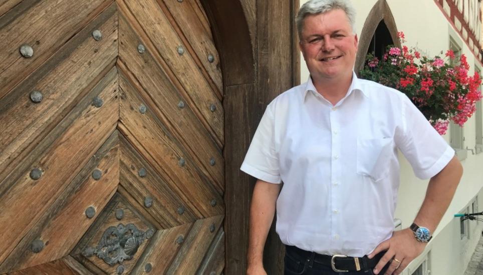 Martin Farner vor seinem aktuellen Arbeitsplatz - dem Oberstammheimer Gemeindehaus. Bild: RM