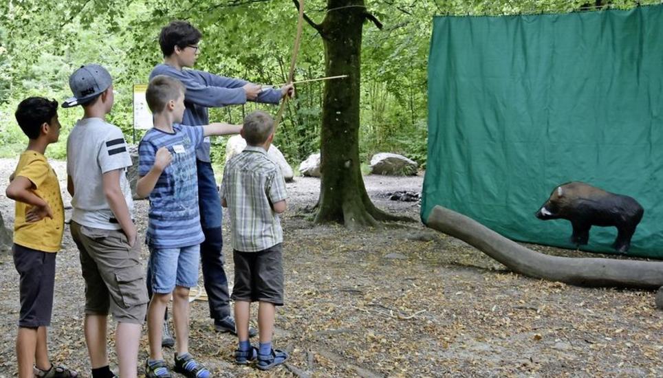 Nachdem die Kinder das Wildschwein gefunden hatten, durften sie es mit Pfeil und Bogen erlegen. Bild: M. Barner