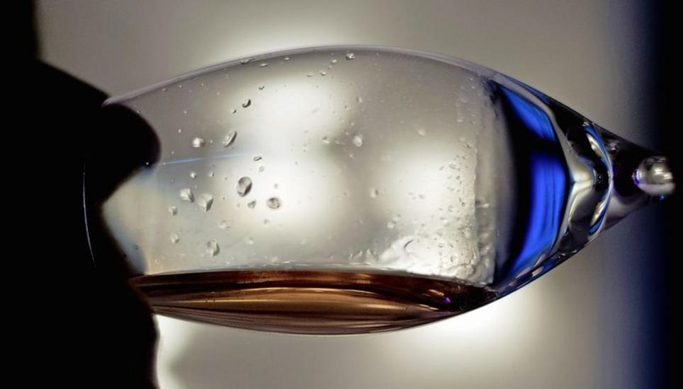 Ein Standardglas enthält in der Regel rund zehn Gramm reinen Alkohol – laut Empfehlungen des Bundes sollen Männer höchstens zwei Glas und Frauen höchstens eines pro Tag trinken. Und mehrere Tage pro Woche gar nichts. Bild: Key