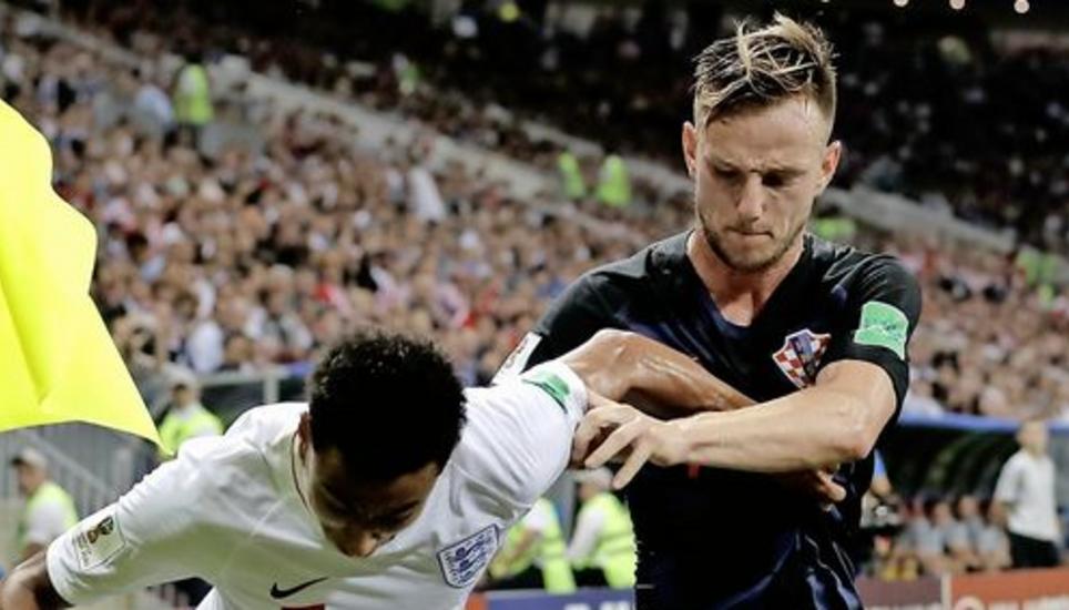 Ivan Rakitic (rechts) im Zweikampf mit Jesse Lingard. Bild: Key