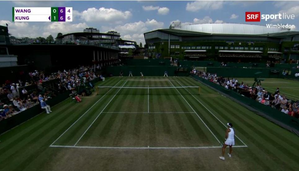 Leonie Küng aus Beringen steht bei der diesjährigen Austragung des traditionellen Wimbledonturniers im Final des Turnier der Juniorinnen. Bild: Screenshot SRF