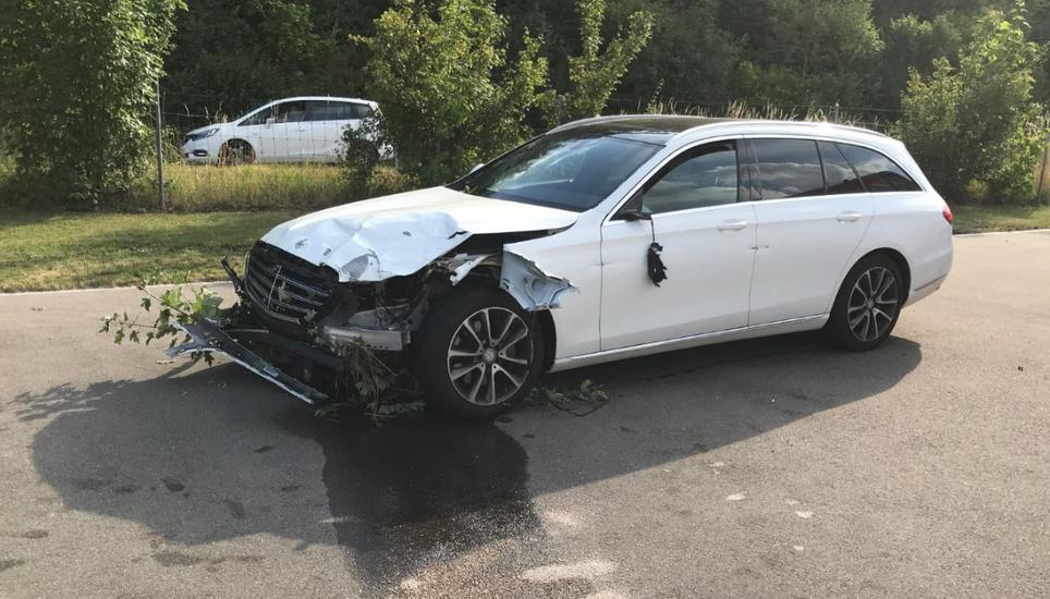Am Unfallfahrzeug entstand erheblicher Schaden. Bild: SHPol