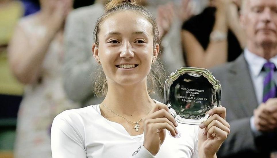 Die Beringerin Leonie Küng präsentiert ihren Pokal für Platz 2 in Wimbledon. Bild: Key