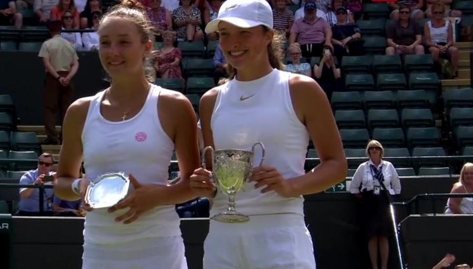 Leonie Küng (l.) und ihre gestrige Gegnerin Iga Swiatek. Screenshot: SRF