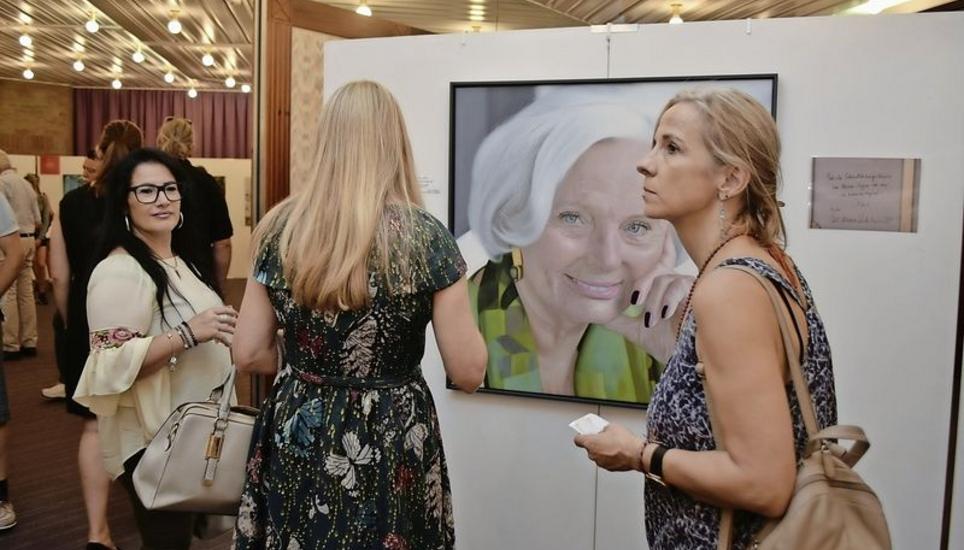 In der eindrucksvollen Kulisse des Einsteinsaals befinden sich die meisten Bilder der Kunstausstellung «Gegensätze», die bis zum 15. September im Hotel Chlosterhof in Stein am Rhein läuft. Bild: Thomas Güntert