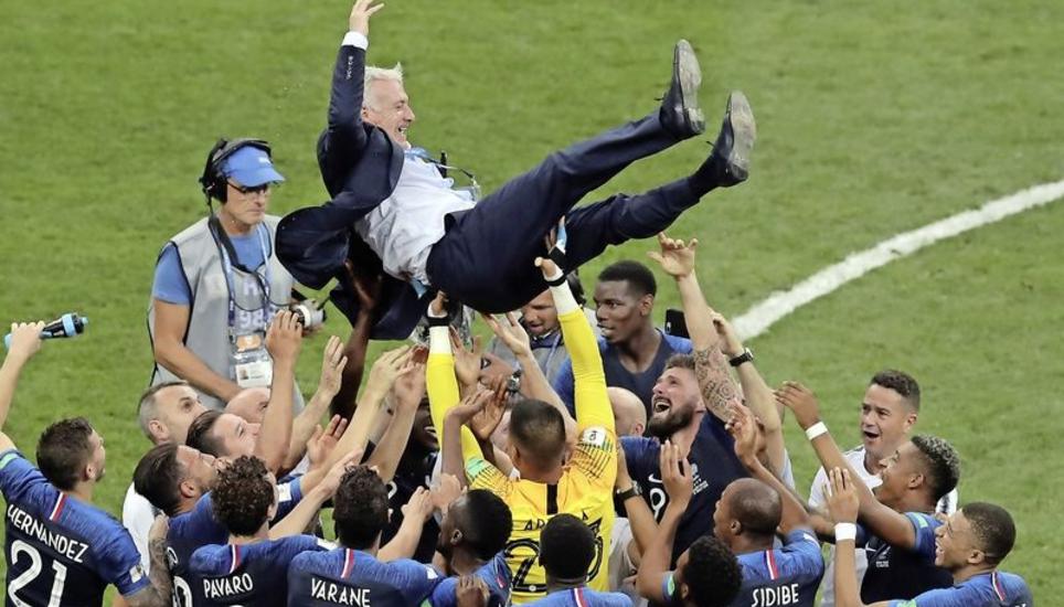 Es kann gefeiert werden: Die französischen Spieler lassen nach dem 4:2-Sieg über Kroatien ihren Trainer Didier Deschamps hochleben. Bild: Key