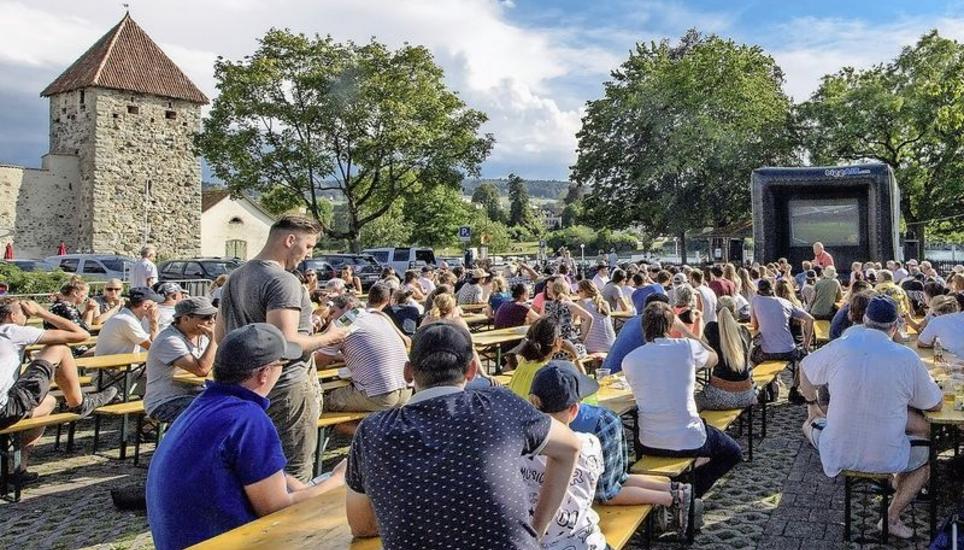 Rund 300 Zuschauer schauten sich gestern in Stein am Rhein das WM-Finale zwischen Frankreich und Kroatien gemeinsam an. Bild: Michael Kessler