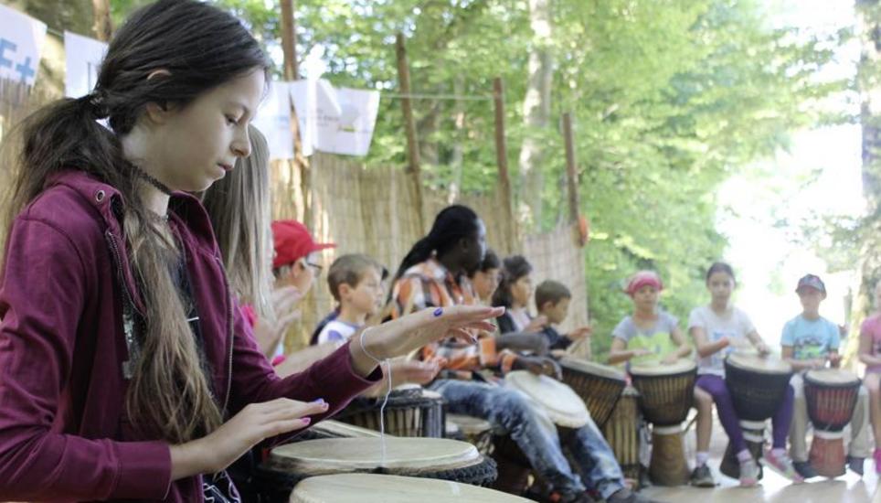 Mia Sommer trommelt auf einer Djembé. Bild: Jasmin Stihl