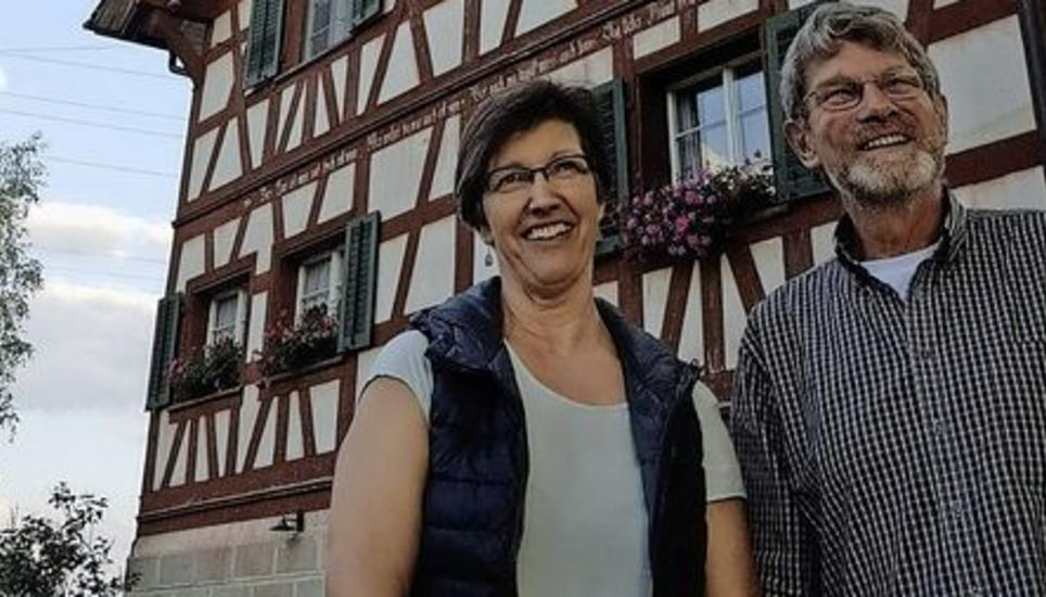 Elsbeth Deringer, die als Bäuerin in der Furtmühle lebt, und Walter Weiss vom Verein Fachwerkerleben. Bild: Lydia Flachsmann