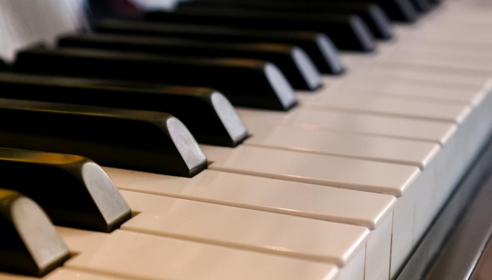 Stefaner ist Pianist in der Schaffhauser Latinband Salsongoza. Symbolbild: Pixabay