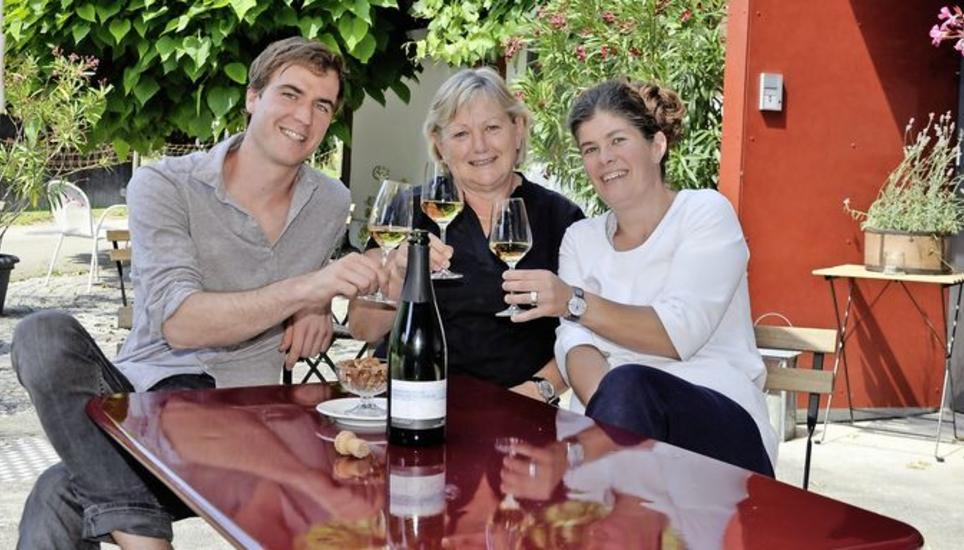 Matthias Nigg, Heidi Steiner Richli und Annette Gallmann stossen im Lindenhof mit der klassischen Schaumweincuvée Jakob auf gute Zusammenarbeit an. Bild Ulrich Schweizer