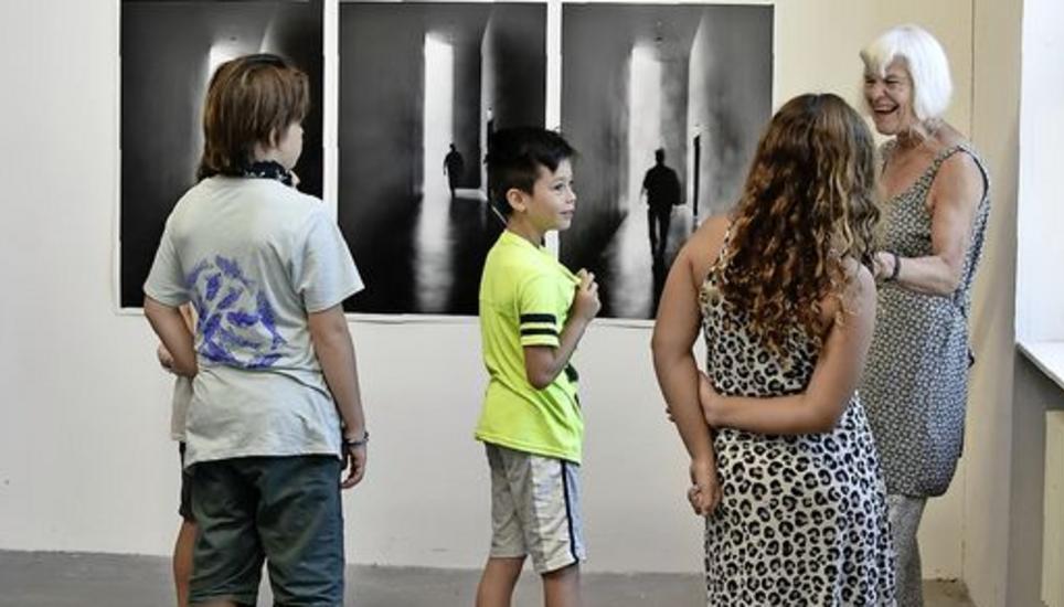 Kunstvermittlerin Anna Ninck schaut sich mit den Kindern die Werke von Gabriela Buff an. Bild: Elena Stojkova