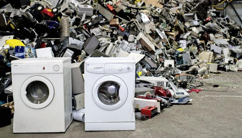 Waschmaschinen, Lautsprecher und vieles mehr: Zehntausende Tonnen Elektroschrott werden jedes Jahr entsorgt. Bild: Key