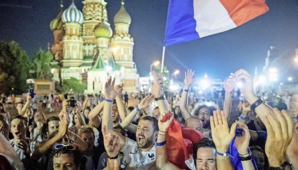Französische Fans feiern auf dem Roten Platz den WM-Titel. Bild: KEY