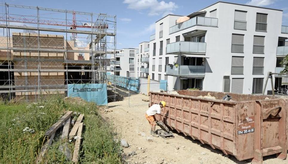 Wird gerade die Eigentumsfreiheit geopfert? Gemeinden können Besitzer von bereits eingezontem Bauland verpflichten, ihre unbebauten oder unternutzten Reserven innerhalb von fünf bis zehn Jahren zu überbauen. Bild: Selwyn Hoffmann