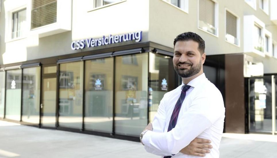 Agenturleiter Jovo Vranjes vor der neuen Agentur beim Bahnhof. Bild: S. Hoffmann